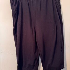 Croft & Barrow black Women's  capri's 1X